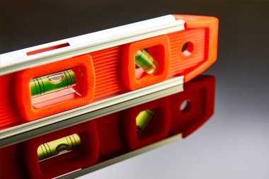 Optik düzeyini denetlemek için zemin yüzeyinde yatıyor