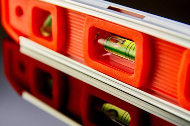 Optik düzeyini denetlemek için zemin yüzeyinde yatıyor