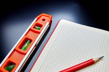 Optik düzeyini denetlemek için zemin yüzeyinde yatıyor