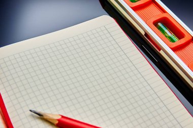 Optik düzeyini denetlemek için zemin yüzeyinde yatıyor