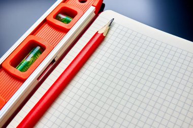 Optik düzeyini denetlemek için zemin yüzeyinde yatıyor