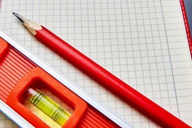 Optik düzeyini denetlemek için zemin yüzeyinde yatıyor