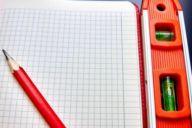 Optik düzeyini denetlemek için zemin yüzeyinde yatıyor