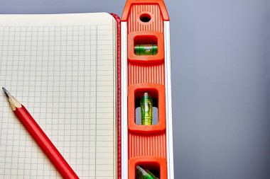 Optik düzeyini denetlemek için zemin yüzeyinde yatıyor