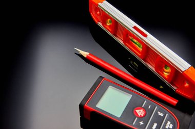 Optik düzeyinde, lazer mesafe bulucu ve kontrol etmek için yerde yatarken bir kalem