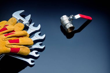 Sıhhi tesisat aksesuarları ve karanlık bir arka plan üzerinde araçları yakın çekim fotoğrafı