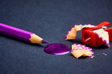 parlak renkli kalemler masaya ortaya koydu. işlemi için hazır. Bir arka plan görüntüsü olarak kullanılabilir.