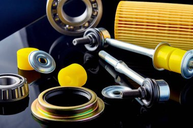 Denge çubuğu, Rondelalar, kauçuk burçlar, mühürler, yağ filtresi yalan araç rutin bakımı için karanlıkta tezgah üzerine