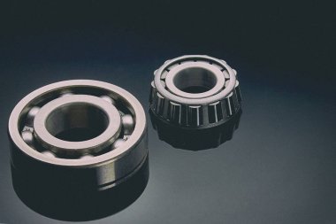 Rulman yatakları ve Masaüstü karanlıkta yatarken tamir için bir dizi yakın çekim. Arka plan olarak kullanılabilir