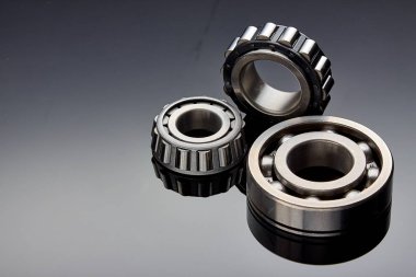 Rulman yatakları ve Masaüstü karanlıkta yatarken tamir için bir dizi yakın çekim. Arka plan olarak kullanılabilir