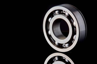 Rulman yatakları ve Masaüstü karanlıkta yatarken tamir için bir dizi yakın çekim. Arka plan olarak kullanılabilir