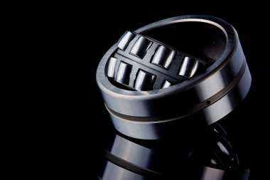 Rulman yatakları ve Masaüstü karanlıkta yatarken tamir için bir dizi yakın çekim. Arka plan olarak kullanılabilir