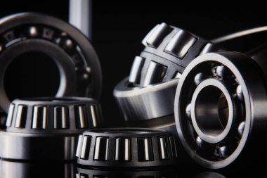 Rulman yatakları ve Masaüstü karanlıkta yatarken tamir için bir dizi yakın çekim. Arka plan olarak kullanılabilir