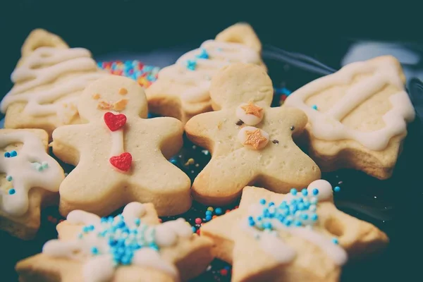 Egy Tányér Finom Karácsonyi Cookie Tej Fehér Ablakpárkányon — Stock Fotó