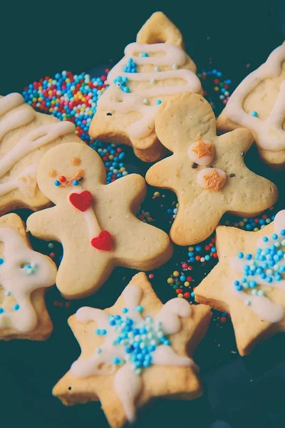 Egy Tányér Finom Karácsonyi Cookie Tej Fehér Ablakpárkányon — Stock Fotó