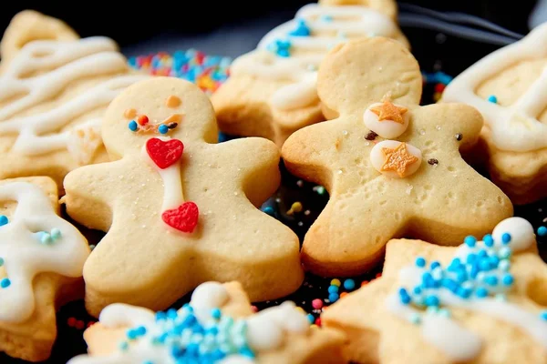 Egy Tányér Finom Karácsonyi Cookie Tej Fehér Ablakpárkányon — Stock Fotó