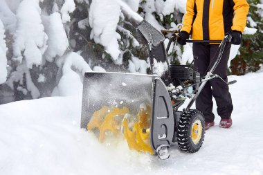 Bir kar atıcı kışın kar temizleme için en iyi yardımcısı