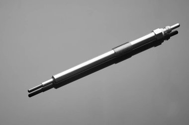 Bir dizel motor için dört kızdırma fişleri kışın başlamak için en gerekli