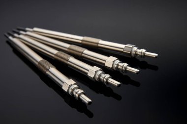 Bir dizel motor için dört kızdırma fişleri kışın başlamak için en gerekli