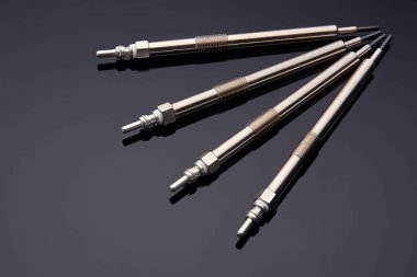 Bir dizel motor için dört kızdırma fişleri kışın başlamak için en gerekli