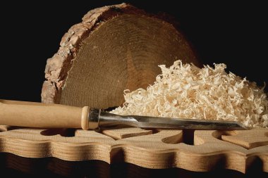 Tıraş uçağı ahşap talas çekiç düz keskiinşaat konsepti.