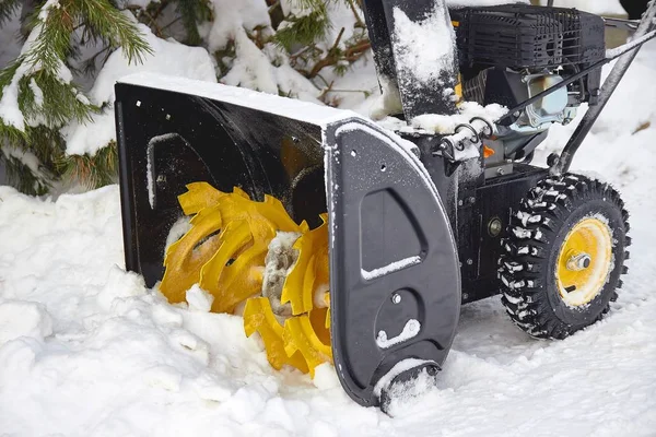 Un lance-neige est le meilleur assistant pour le déneigement en hiver — Photo