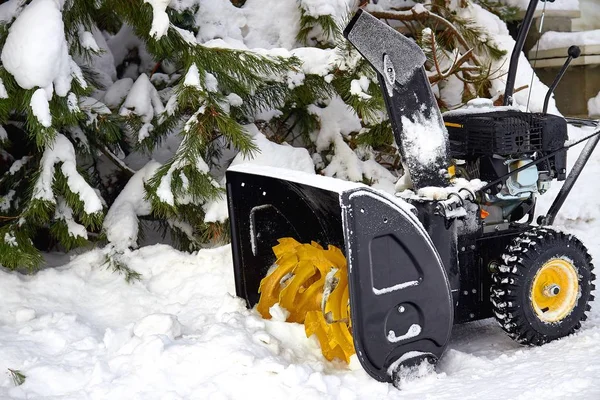 Снігоприбиральна машина найкращий помічник для вивезення снігу взимку — стокове фото