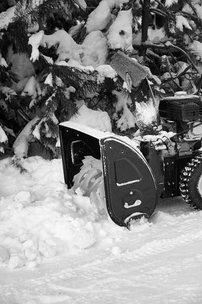 A snow thrower is the best assistant for snow removal in the winter — Stock Photo, Image