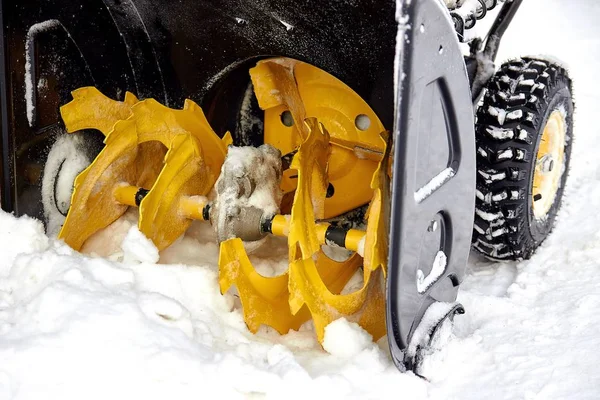 Un innevatore è il miglior assistente per la rimozione della neve in inverno — Foto Stock