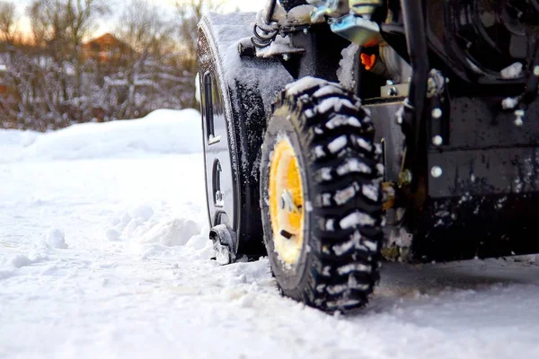 Un lanzador de nieve es el mejor asistente para la eliminación de nieve en el invierno — Foto de Stock