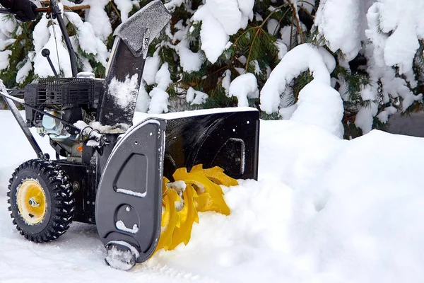 Un lance-neige est le meilleur assistant pour le déneigement en hiver — Photo