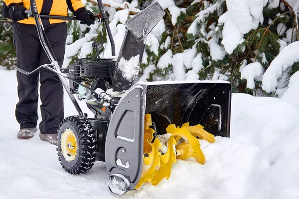 Un lanzador de nieve es el mejor asistente para la eliminación de nieve en el invierno — Foto de Stock