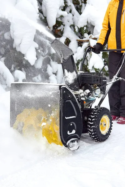 Miotacz śniegu jest najlepszym asystentem do usuwania śniegu w zimie — Zdjęcie stockowe