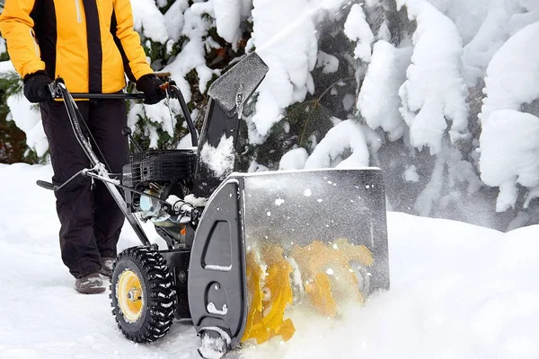 Bir kar atıcı kışın kar temizleme için en iyi yardımcısı — Stok fotoğraf