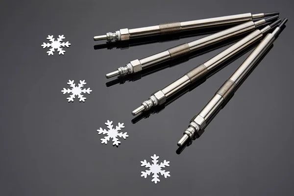 Ke spuštění v zimě jsou nezbytné čtyři svíčky pro dieselový motor — Stock fotografie