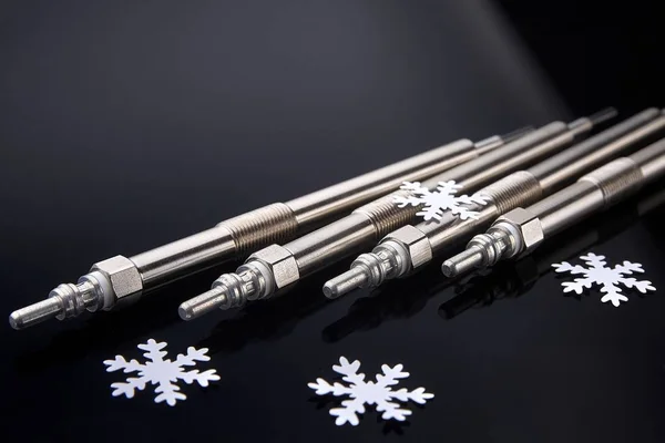 Ke spuštění v zimě jsou nezbytné čtyři svíčky pro dieselový motor — Stock fotografie