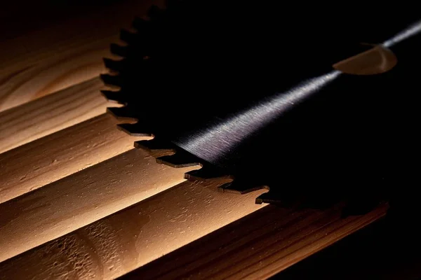El concepto de trabajo como carpintero - astillas de madera y sierra circular de disco —  Fotos de Stock