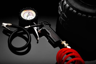 karanlık arka planda lastik basıncı göstergesi yakın çekim