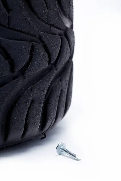 Moment der Reifenpanne eines Rades bei einem Treffen mit einem Nagel auf weißem Hintergrund — Stockfoto