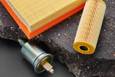 Karanlık bir arka planda araba servisi için filtreler kümesi