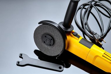 karanlık arka planda Metal için açı değirmeni yakın çekim