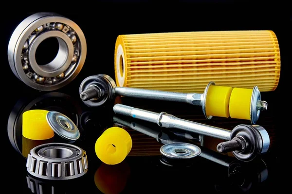 Araç tamiri için menteşe, yağ mühürler, rulman ve filtre ile stabilizatör çubuğunun yakın çekim — Stok fotoğraf