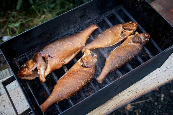 Forró füstölt hal főtt saját kezűleg egy mini füstölőben egy nagyon természetes és finom finomság Stock Kép