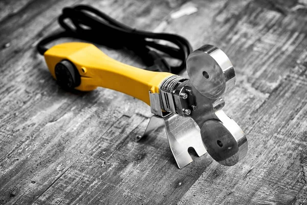 Plastik polipropilen borular için kaynak makinesi ve makas su veya ısıtma sistemleri için lehimleme boruları hazırdır..