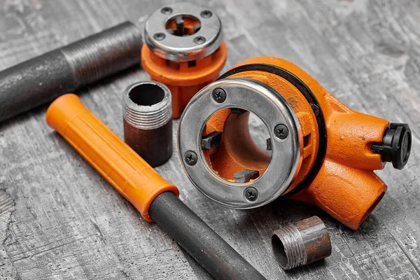 Werkzeug zum Schneiden von Gewinden an Rohren, Bolzen und Schrauben — Stockfoto
