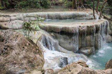 Tayland ormanında şelale