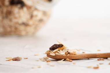 Kaşıkta müsli. Müsli cam bir kavanozda. Sağlıklı vejetaryen kahvaltısı ya da atıştırmalık. Uzayı metin için kopyala. Uygun beslenme konsepti. Kahvaltı gevreği ahşap kaşıkta müsli karışımı. Sağlıklı kahvaltı..