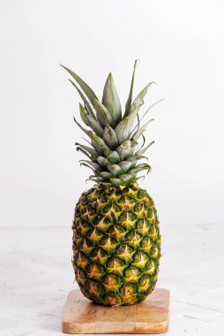Beyaz arkaplanda ananas
