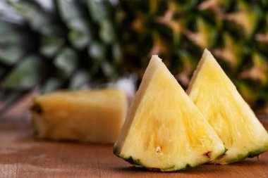 Tahta masada ananas ve ananas dilimi..