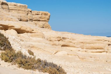 Almerya 'da kayalık kıyılar Akdeniz tarafından yıkanır. Playazo de Rodalquilar, Cabo de gata.  